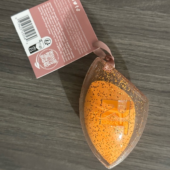 ❌SOLD❌Real Techniques Limited Edition Beauty Blender Sponge & Travel Case NEW - Picture 4 of 4